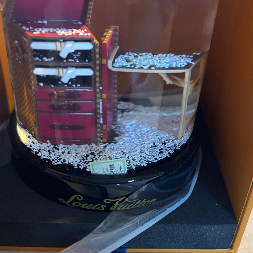 Louis Vuitton Snow globe trunk - Picture 3 of 12
